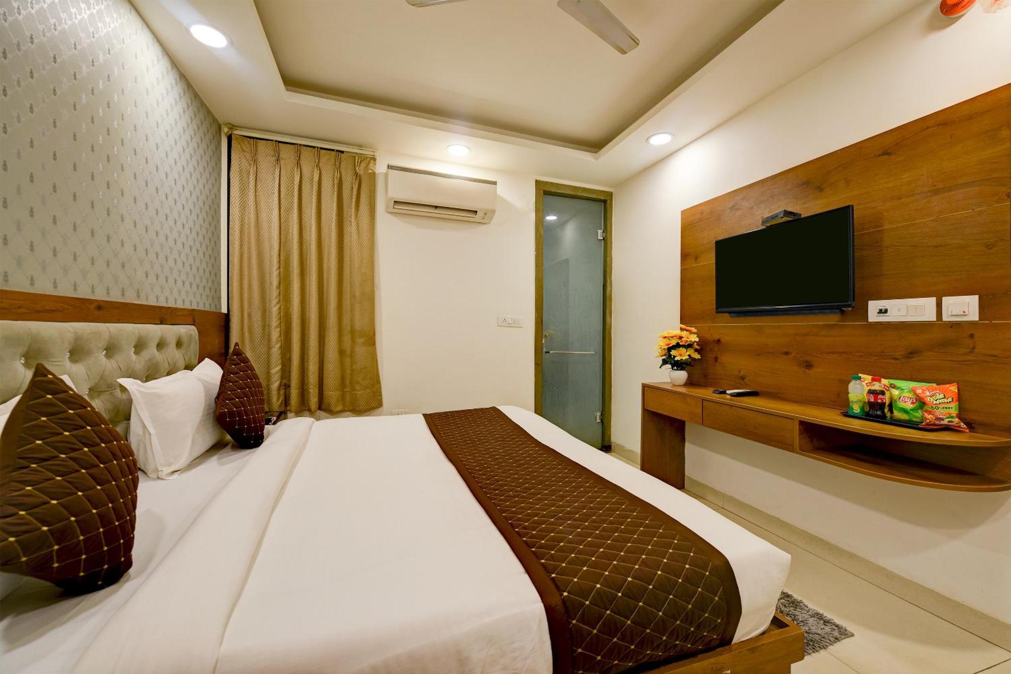 Atlantes Near Delhi Airport 4* New Delhi